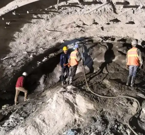 英山拱顶带模注浆料的施工流程及注意事项